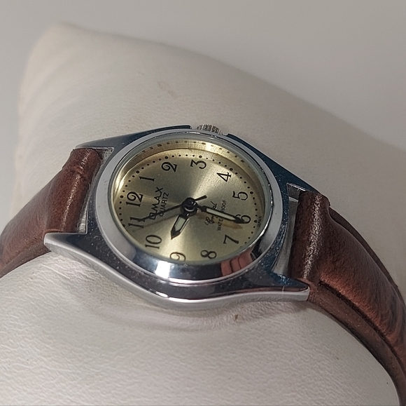 QMAX Silver Tone Brown Leather Ladies Wrist Watch, New Battery - Picture 3 of 8